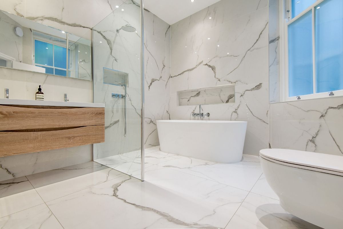 HOW TO CREATE YOUR DREAM BATHROOM WITH LARGE PORCELAIN SLABS
